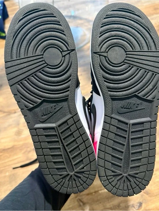 Jordan 1 Retro High Valentine's Day 2017 - GS 6.5Y / Women’s 8 - Rare! - Picture 4 of 4